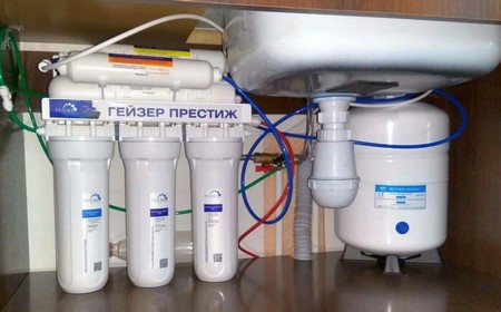 Установка фильтра для воды Гейзер